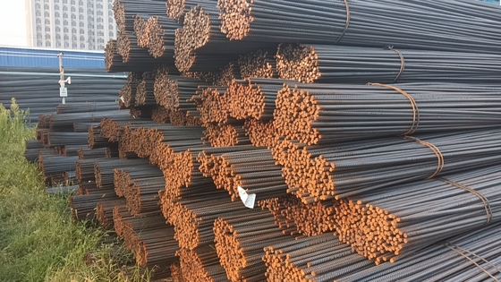 공장에서 만든 변형 된 HRB400 철강 장단, 12mm 및 16mm 크기로 제공됩니다. 건설 강화에 이상적입니다.