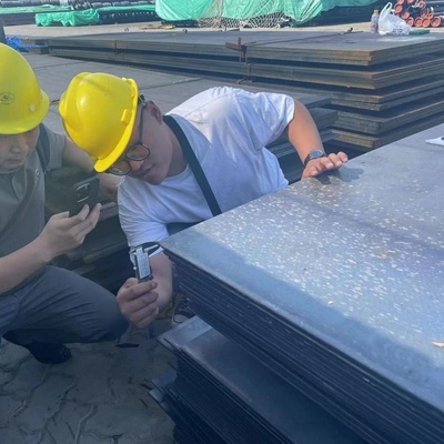 고온 롤링 탄소 강철 판의 광범위한 재고, 크기 2 * 1250 * 6000mm Q355, SS400, Q195 등급.