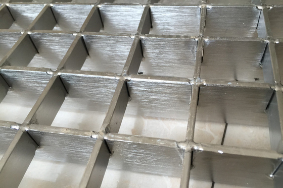 ASTM GB 메니스쿠스 표면 진열제 강철 Grating 압력 웰딩 30x30 핫 디프 진열제 강철 막 Grating