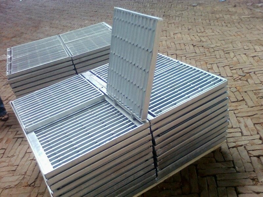 ASTM GB 메니스쿠스 표면 진열제 강철 Grating 압력 웰딩 30x30 핫 디프 진열제 강철 막 Grating